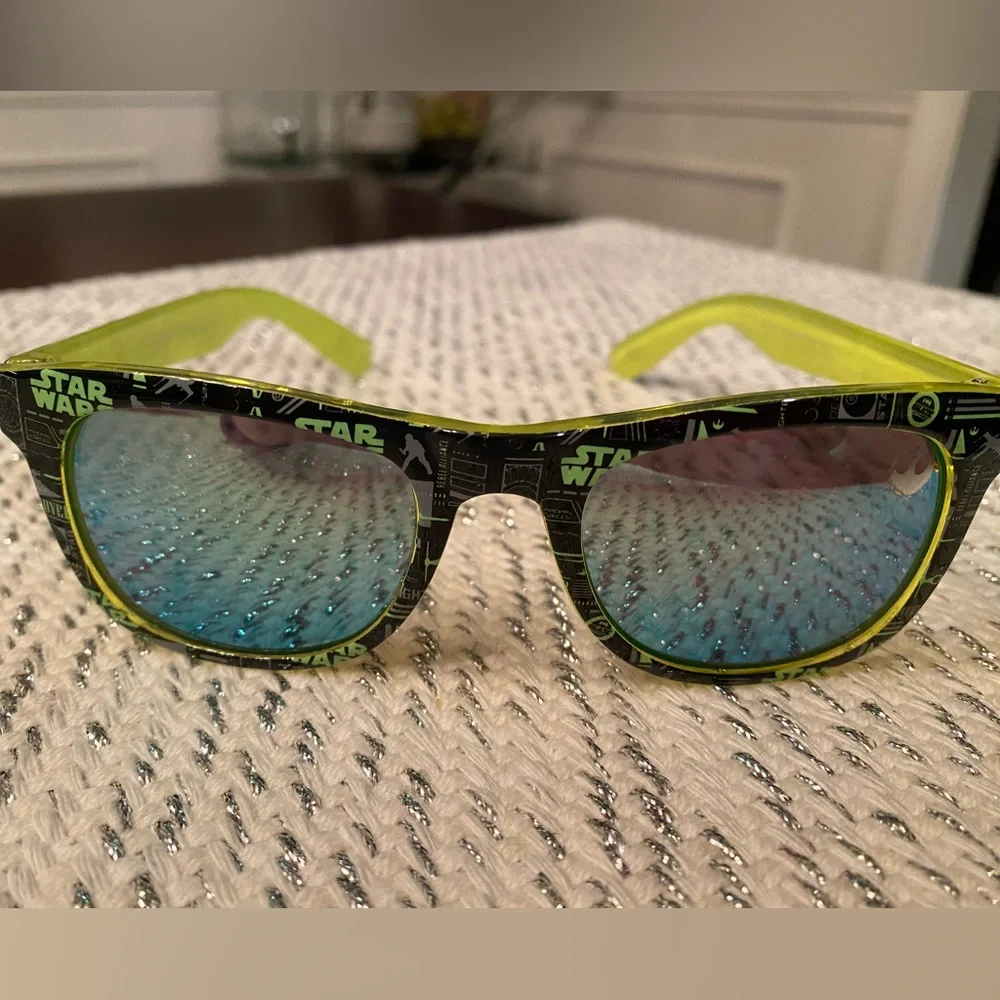 Star Wars kids sunglasses 😎 with protective carry bag and cleaning cloth